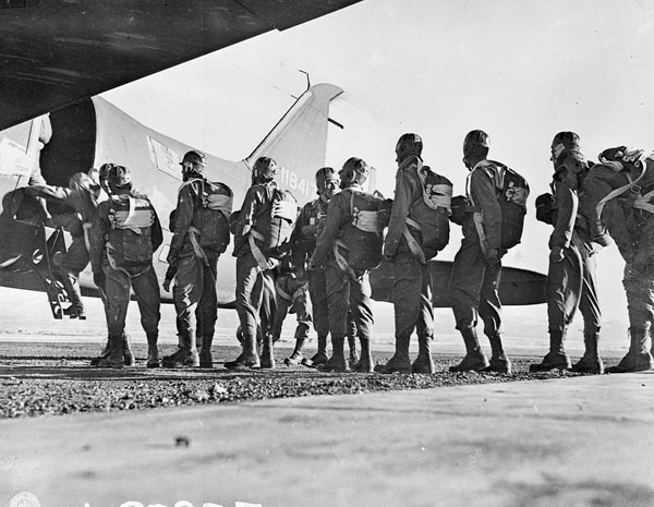 1st_Special_Service_Force_members_boarding_a_C-47_3378674.jpg