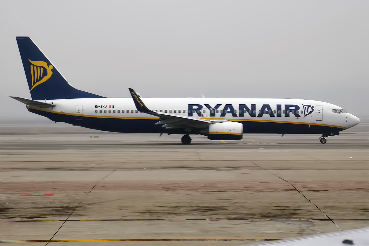 Ryanair,_EI-EKJ,_Boeing_737-8AS_(24151373404).jpg